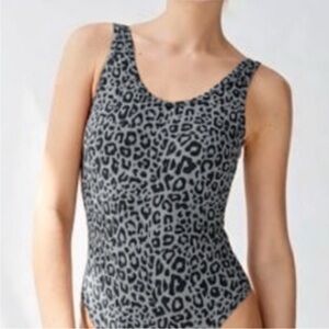 Aritzia TNA 90s Kathi Bodysuit in grey leopard print Size Medium